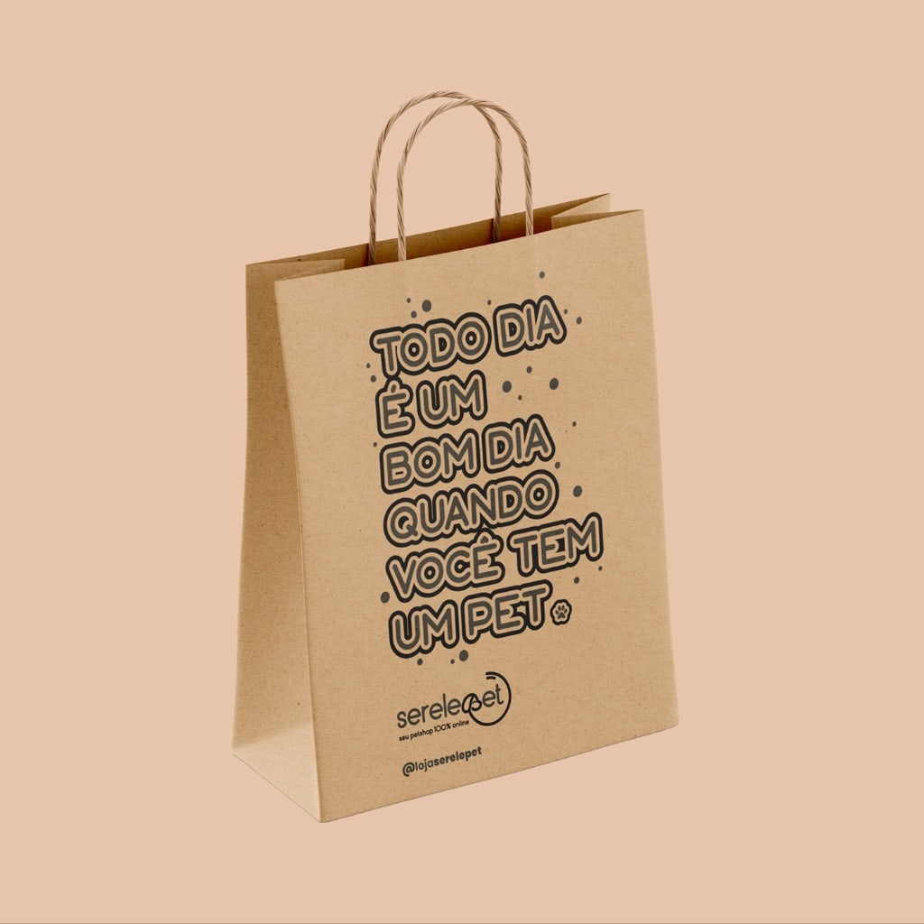 Brown kraft shopping bag with twisted handles on a soft peach backdrop. Large outlined Portuguese text reads "Todo dia é um bom dia quando você tem um pet"; the Serelepet logo, tagline, and @lojaserelepet appear near the bottom.