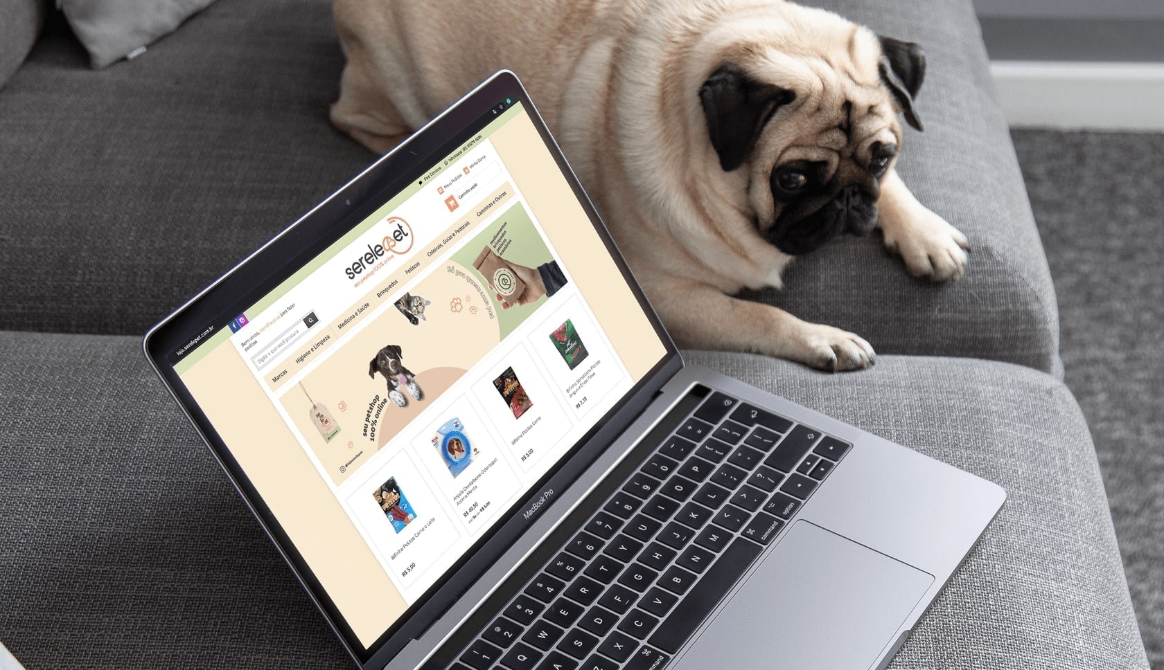Full-width screenshot of the live Serelepet storefront: header, hero banner, dog and cat category entry points, promotional modules, and footer links, using the brand’s coral and green UI accents.