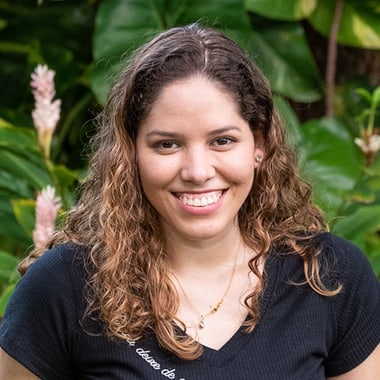 Headshot of Geissy Alencar, founder and CEO of Serelepet, smiling for the testimonial.
